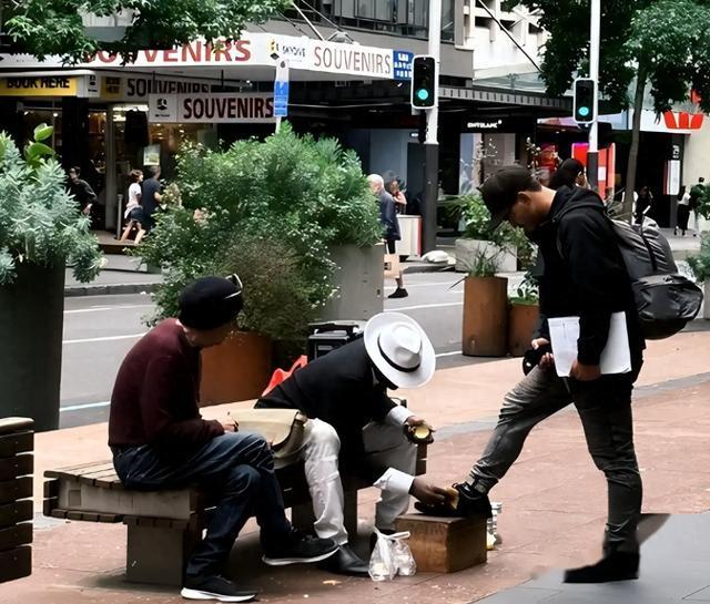 200亿暴跌至不到20亿！“一代鞋王”跌落神坛，中产不爱穷鬼不穿（一代鞋王破产读后感悟）-第1张图片-九妖电影