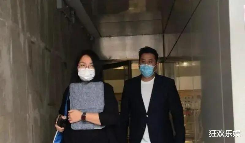 55岁港星街头卖烧烤，疯狂擦汗被吐槽浪费纸巾，曾被妻子亏光身家（香港明星摆摊）-第10张图片-九妖电影