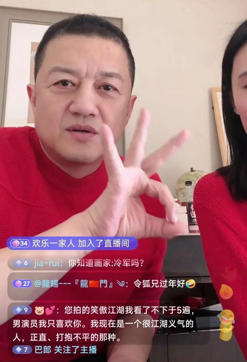 偶遇王菲送李嫣去英国留学，18岁李嫣打扮时髦有范，和妈妈一样高（李嫣是王菲和谁的女儿）-第7张图片-九妖电影