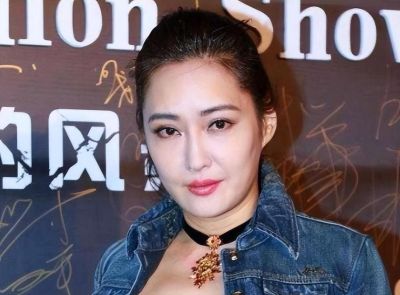 57岁孟广美惊艳时装周：逆龄美丽与坎坷人生的华丽蜕变-第1张图片-九妖电影